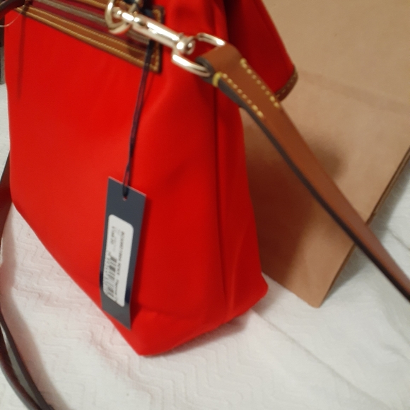 Dooney & Bourke crossbody NWT. RED - Picture 5 of 10